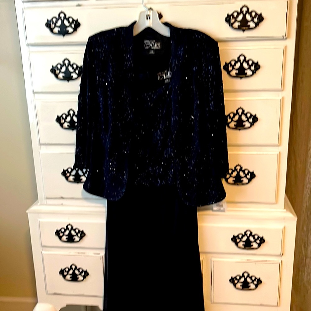 Beautiful, Navy Blue, floor length gown! Brand new, 14WP.
